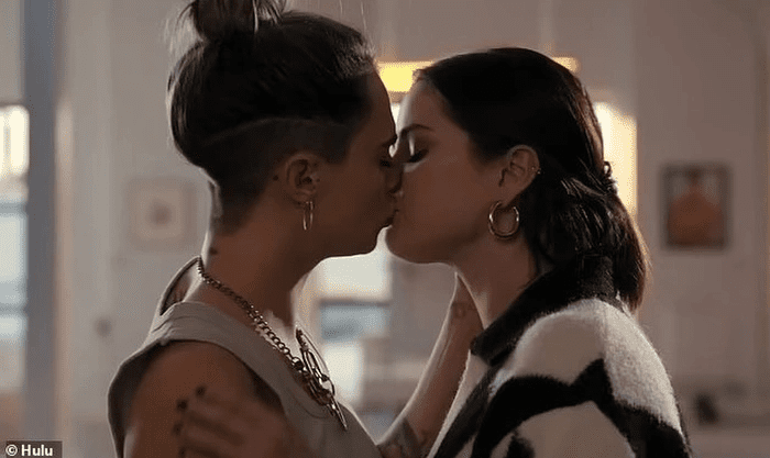 'Cháy mắt' với nụ hôn đồng giới của Selena Gomez