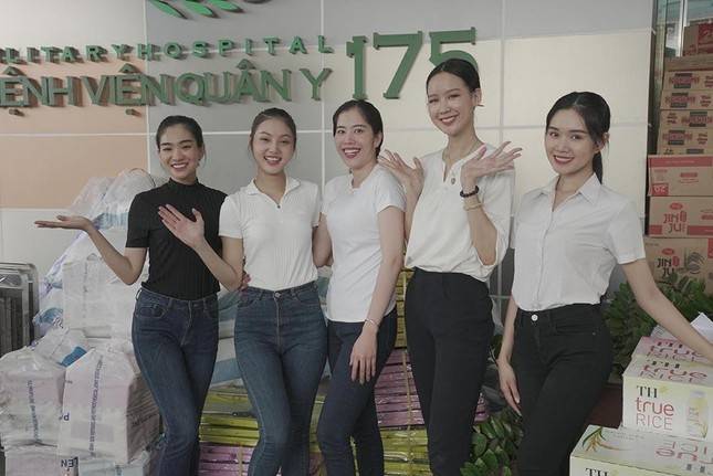 Thí sinh Miss World Vietnam 2022 tổ chức phiên chợ '0 đồng' cho bệnh nhân nghèo