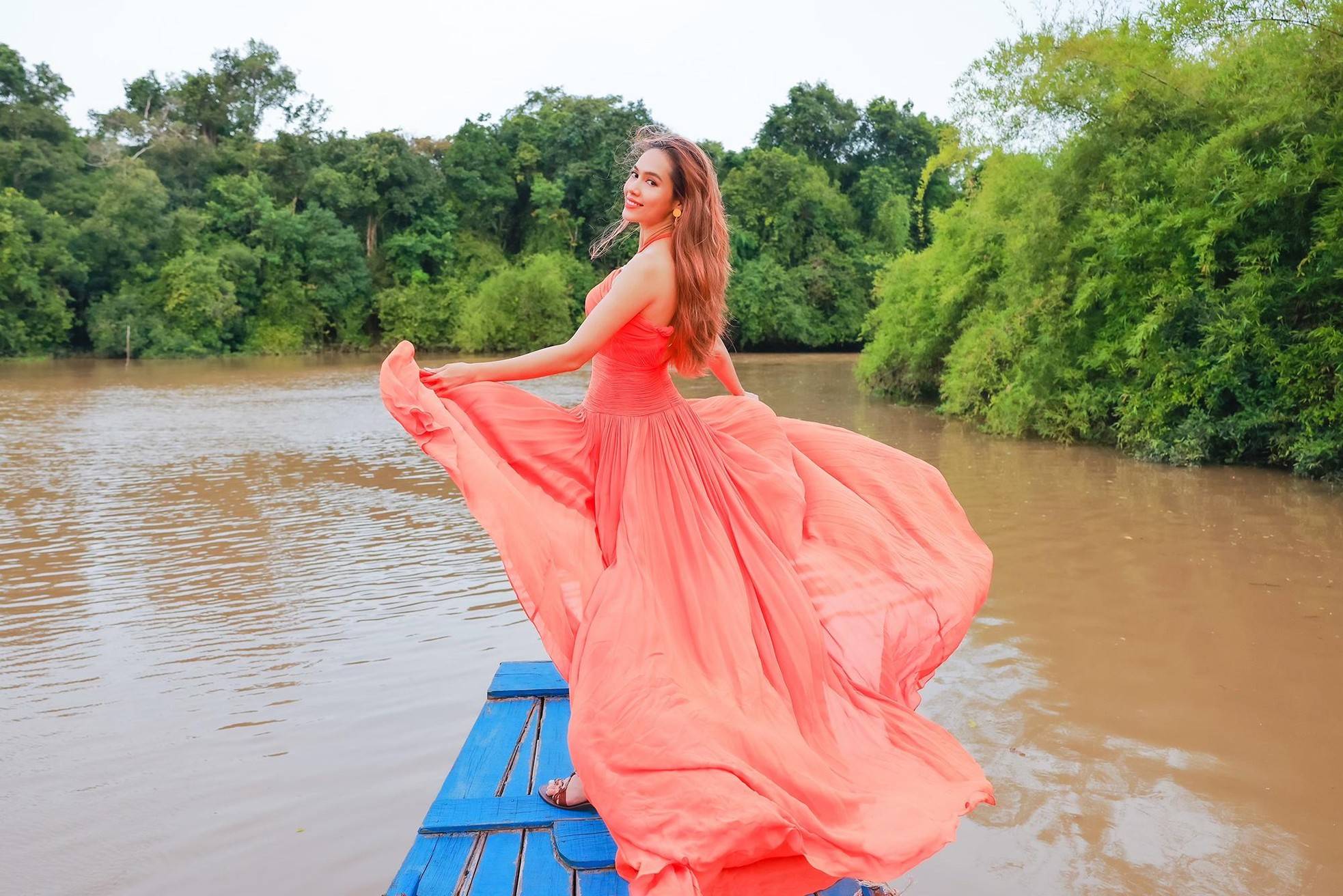 Mặc lại váy xẻ chân ngực của Đỗ Thị Hà, Á hậu Hoàng My đẹp như 'tiên nữ' giữa cảnh sông nước