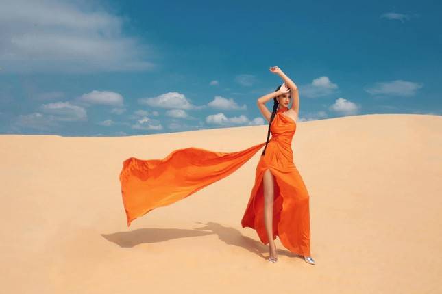 Mặc lại váy xẻ đùi sexy của Thuỳ Tiên, diễn viên Kim Tuyến khoe dáng nóng bỏng trên sa mạc