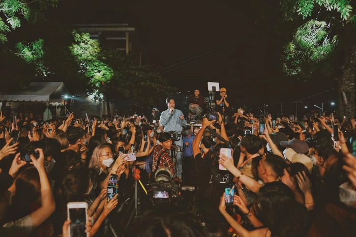 Khoảnh khắc Đen Vâu cúi đầu chào khán giả khi đang trình diễn khiến netizen hết lời khen ngợi